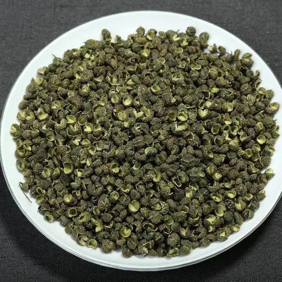 Полезные, настоящие специи, натуральные зеленые семена сычуаньского перца.